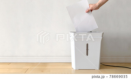 書類をシュレッダーでかけるところ 書類をシュレッダーでかけるところ 78669035