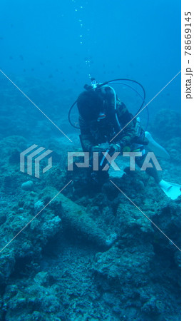 沖縄の海で戦争遺構を案内するダイビングガイド 78669145