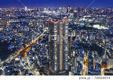 灯りが綺麗な夜の東京の景色の写真素材