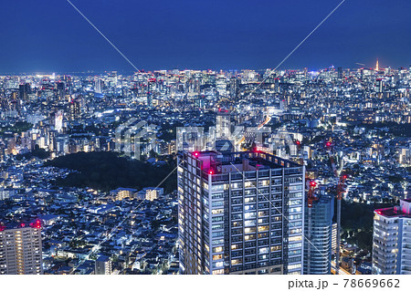 灯りが綺麗な夜の東京の景色の写真素材