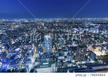 灯りが綺麗な夜の東京の景色の写真素材