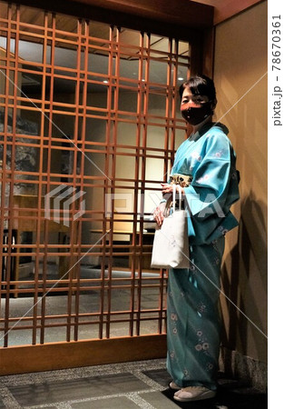 格子戸と着物の女性 78670361