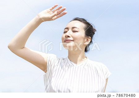 太陽の光を気にするビジネスウーマン 78670480