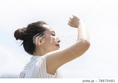 太陽の光を気にするビジネスウーマン 78670481