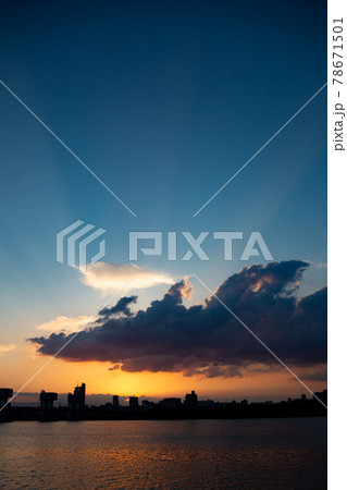 夕陽に染まる空 夕陽に染まる空 78671501