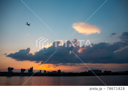 夕陽に染まる空に飛ぶ飛行機 夕陽に染まる空に飛ぶ飛行機 78671828