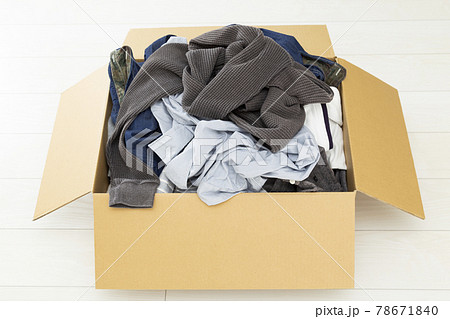 服が詰め込まれた段ボール 服が詰め込まれた段ボール 78671840