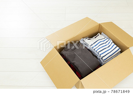 服が詰め込まれた段ボール 78671849