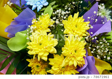 Bouquet of yellow chrysanthemums. Close-up, selective focus 78671961