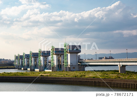 青空の淀川大堰 78672171