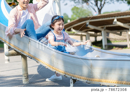 公園で遊ぶ若い親子 78672308