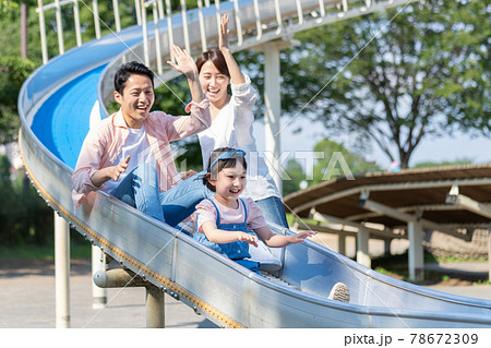 公園で遊ぶ若い親子 78672309