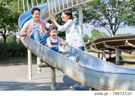 公園で遊ぶ若い親子 78672310