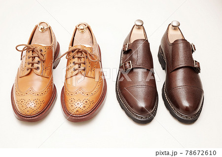 白い背景で撮影された2種類の革靴 78672610