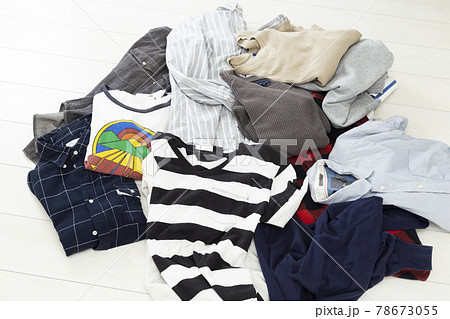 床に乱雑に置かれた服の写真素材 [78673055] - PIXTA