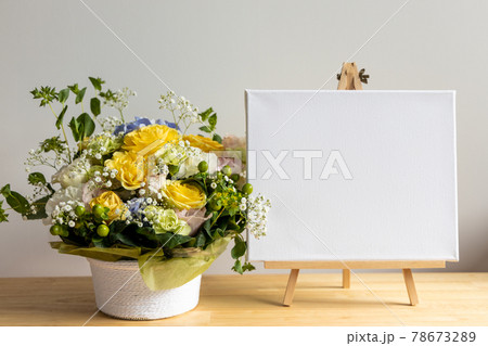 黄色の花のアレンジメントとメッセージボード 黄色の花のアレンジメントとメッセージボード 78673289