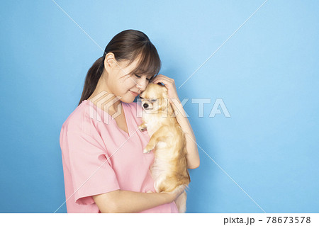 犬を抱く女性獣医師の写真素材 [78673578] - PIXTA