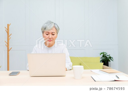 女性 メス 女の人 78674593