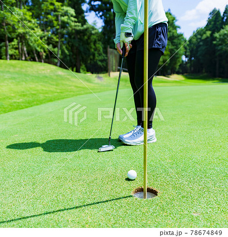 ゴルフ　グリーン　パッティング　【 アウトドア スポーツ の イメージ】 78674849