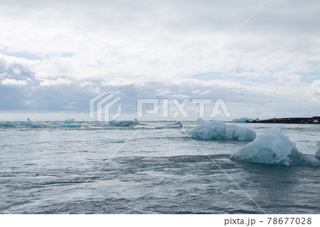 Icebergs on water, Jokulsarlon glacial lake, Iceland 78677028