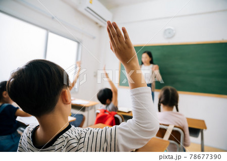Kids listening and focusing on class in school Kids listening and focusing on class in school 78677390