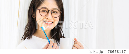歯ブラシを持つ若い女性 78678117