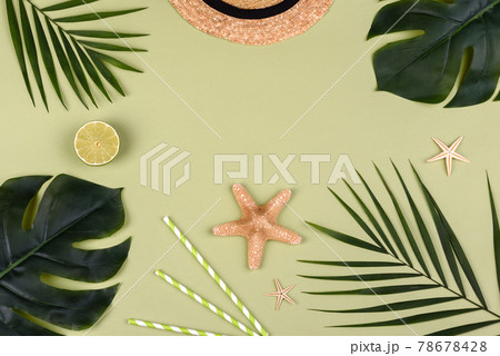 Beach accessories: glasses and hat with shells and sea stars on a colored background Beach accessories: glasses and hat with shells and sea stars on a colored background 78678428