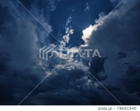 荒れた空模様 78681940