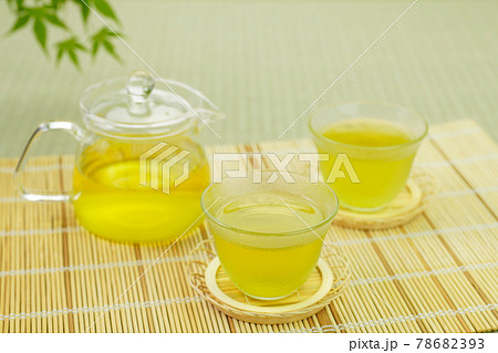 2客の冷茶とガラスポット 78682393