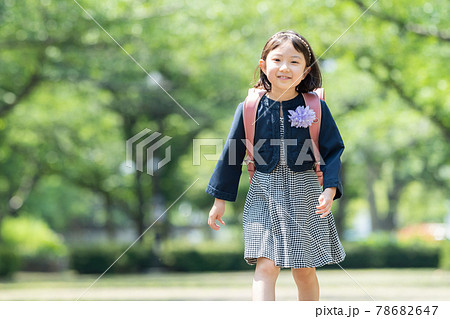 小学生 女の子 入学式の写真素材