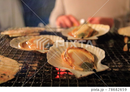 キャンプでバーベキュー 78682659