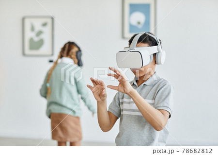 Boy Using VR in Art Gallery Boy Using VR in Art Gallery 78682812