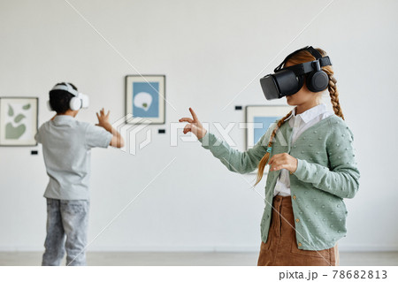 Children Using VR in Art Gallery Children Using VR in Art Gallery 78682813