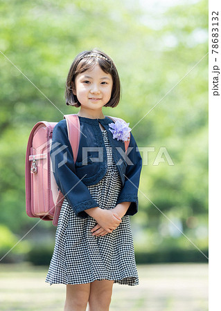 小学生 女の子 入学式の写真素材