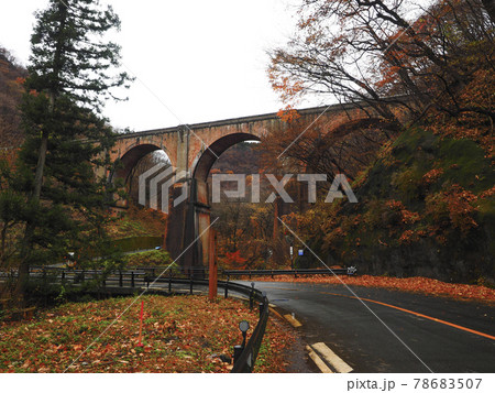 雨の日の碓氷第三橋梁と紅葉の風景 雨の日の碓氷第三橋梁と紅葉の風景 78683507