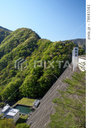新緑の奥多摩湖 絶壁なような小河内ダム 新緑の奥多摩湖 絶壁なような小河内ダム 78683561