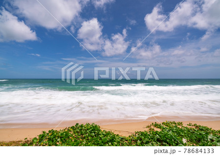 Empty tropical summer beach background Horizon with sky and white sand beach Wave crashing on sandy shore. 78684133