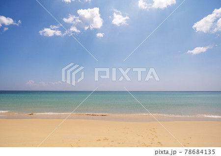 Empty tropical summer beach background Horizon with sky and white sand beach Wave crashing on sandy shore. 78684135