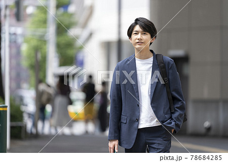 街を歩く若い男性 78684285