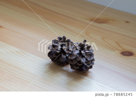 机に置かれた松ぼっくり 78685245