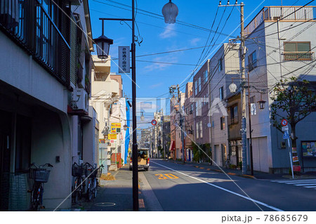 東京都豊島区巣鴨のお岩通り(西巣鴨4丁目と巣鴨5丁目の境)から北東側の巣鴨5丁目交差点方面 78685679