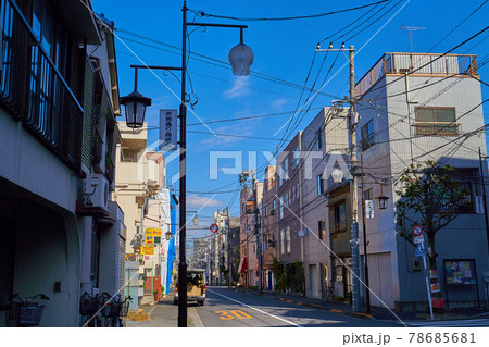 東京都豊島区巣鴨のお岩通り(西巣鴨4丁目と巣鴨5丁目の境)から北東側の巣鴨5丁目交差点方面 78685681