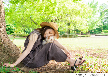 小型犬と散歩する若い女性 木陰でひと休み 柏の葉公園 小型犬と散歩する若い女性 木陰でひと休み 柏の葉公園 78686661