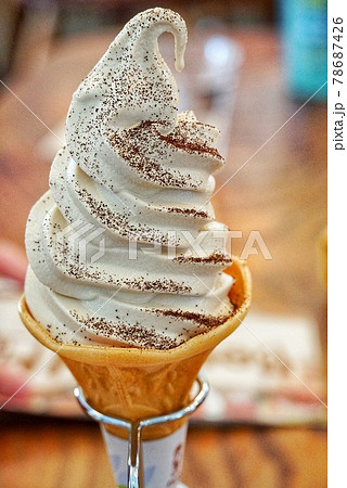 コーヒー味の冷たくて美味しいソフトクリーム コーヒー味の冷たくて美味しいソフトクリーム 78687426
