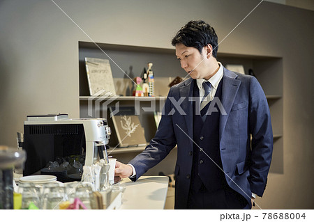 オフィス 休憩をする男性 オフィス 休憩をする男性 78688004