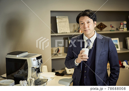 オフィス 休憩をする男性 オフィス 休憩をする男性 78688008