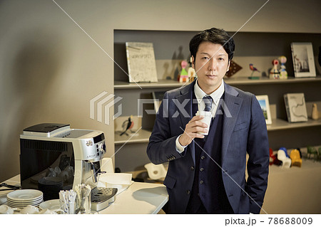 オフィス 休憩をする男性 オフィス 休憩をする男性 78688009