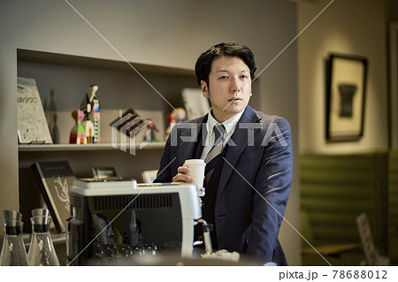オフィス 休憩をする男性 オフィス 休憩をする男性 78688012