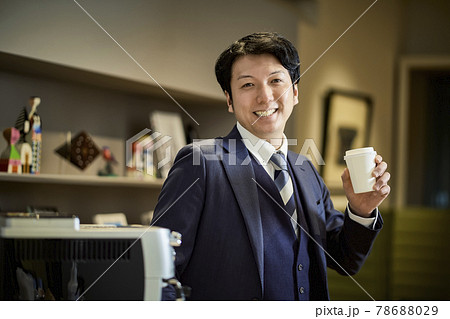 オフィス　休憩をする男性 78688029