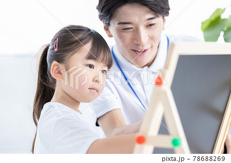 幼児教育　講師と勉強する女の子 78688269
